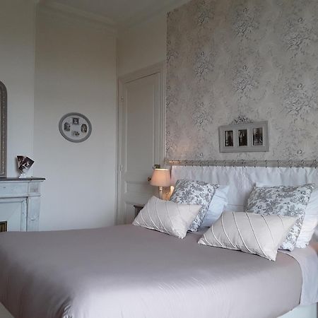 Bed and Breakfast Le Manoir De Crisolles Habitación foto