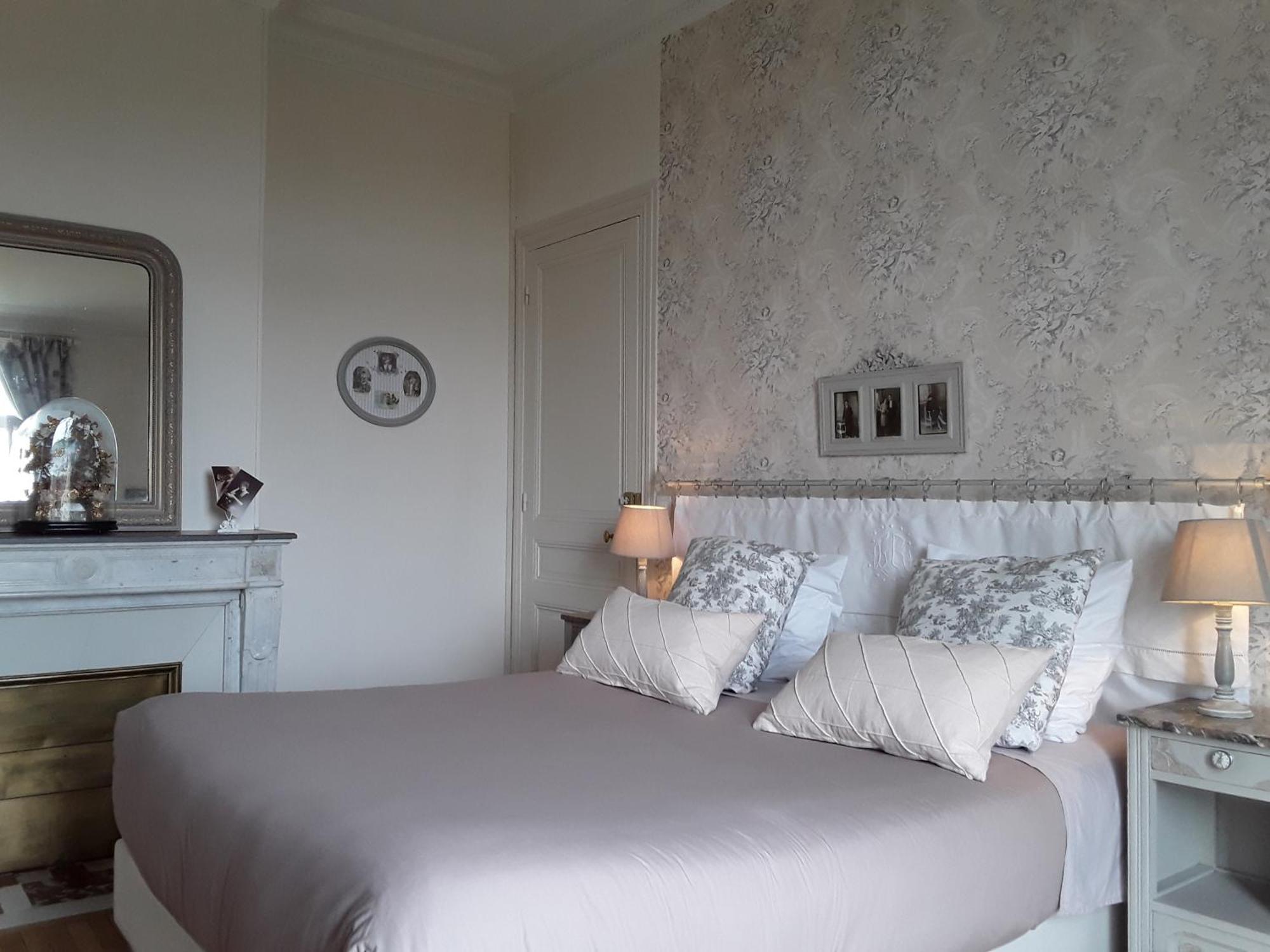 Bed and Breakfast Le Manoir De Crisolles Habitación foto